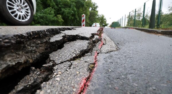 24.04.2024., Zagreb - Pantovcak. Radi novog velikog klizista kod ulaska u Predsjednicke dvore zatvoren je veliki dio ceste za sav promet a na kojoj se takodjer vidi puknuce asfalta. Na samom ulasku kod porte u tijeku su veliki radovi na sanaciji klizista. Photo: Sanjin Strukic/PIXSELL