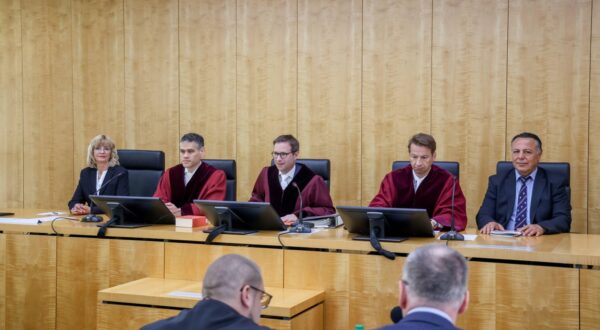 Oberverwaltungsgericht Nordrhein-Westfalen - Urteilsverkndung im Verfahren der Alternative fr Deutschland AfD gegen die Bundesrepublik Deutschland, vertreten durch das Bundesamt fr Verfassungsschutz. Blick auf die Richterbank nach dem Einzug des Gerichts. In der Mitte Dr. Gerald Buck, Vorsitzender Richter am Oberverwaltungsgericht. Mnster, Nordrhein-Westfalen, DEU, Deutschland, 13.05.2024 *** Higher Administrative Court of North Rhine-Westphalia Judgment pronouncement in the proceedings of the Alternative for Germany AfD against the Federal Republic of Germany, represented by the Federal Office for the Protection of the Constitution View of the bench after the court has entered In the middle Dr Gerald Buck, Presiding Judge at the,Image: 873747679, License: Rights-managed, Restrictions: Contributor country restriction: Worldwide, Worldwide, Worldwide, Worldwide, Worldwide, Worldwide.
Contributor usage restriction: Advertising and promotion, Consumer goods, Direct mail and brochures, Indoor display, Internal business usage, Commercial electronic.
Contributor media restriction: {18CC50F1-29D3-46D4-9297-F7CC8619904A}, {18CC50F1-29D3-46D4-9297-F7CC8619904A}, {18CC50F1-29D3-46D4-9297-F7CC8619904A}, {18CC50F1-29D3-46D4-9297-F7CC8619904A}, {18CC50F1-29D3-46D4-9297-F7CC8619904A}, {18CC50F1-29D3-46D4-9297-F7CC8619904A}., Model Release: no, Credit line: Imago / Alamy / Alamy / Profimedia