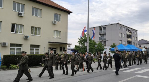 Okuèani, 1.5.2024.- Budnicom Orkestra OSRH ulicama Okuèana jutros je zapoèelo obiljeavanje 29. obljetnice vojno-redarstvene operacije Bljesak. Dolazak dravnog vrha oèekuje se u 10 sati kada æe kod spomen obiljeja u sreditu Okuèana Kocka vedrine biti odrana sredinja sveèanost. 
foto HINA/ Nikola BLAEKOVIÆ/ ua