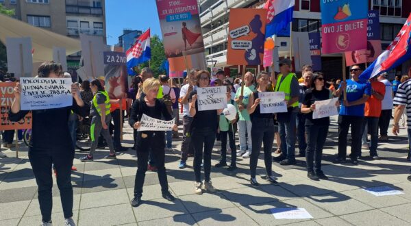 Osijek, 11.05.2024. - Nakon okupljanja na lijevoj obali Drave sudionici "Hoda za život" u povorci su prošli središtem Osijeka do Trga Slobode. Na fotografiji članice Udruge za ženska prava "Adela".
foto HINA/ Igor VUČKOVIĆ/ ml
