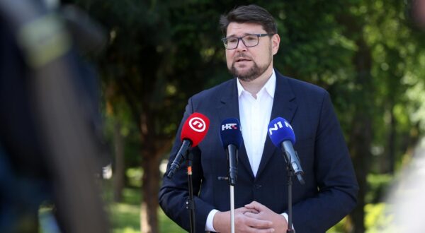 09.05.2024.,Zagreb - Izaslanstvo SDP-a predvodjeno predsjednikom Pedjom Grbinom povodom Dana pobjede nad fasizmom i Dana Europe polozilo je vijence i zapalilo svijece pred Grobnicom narodnih heroja i na Partizanskom groblju na Mirogoju Photo: Zeljko Hladika/PIXSELL