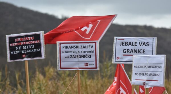 07.01.2018., Granicni prijelaz Plovanija - Odrzan je zajednicki prosvjed Radnicke fronte i Levice, politickih lijevih stranaka iz Hrvatske i Slovenije, u vezi slucaja Piranskog zaljeva.rProsvjedna akcija je odrzana na hrvatsko-slovenskom granicnom prijelazu Plovanija na "nicijoj zemlji". Zajednickom akcijom upozorili su na nacionalisticku maglu koja nam se prodaje na obje strane. Piranski zaljev i sporovi oko njega sluze kako bismo se bavili nepostojecim nacionalnim pitanjima, a ne gorucim problemima gospodarske i socijalne politike.rNa prosvjedu se okupilo 50-tak clanova i clanica Radnicke fronte i Levice iz svih krajeva Slovenije i Hrvatske, te su na hrvatskom, slovenskom i talijanskom jeziku, pred mnostvom novinara i medijskih kuca, procitali zajednicko priopcenje. rPhoto: Dusko Marusic/PIXSELL