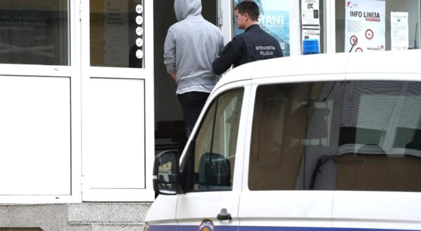 26.03.2024., Sibenik - Privodjenje jednog od osumnjicenih za napad ispred caffe bara "Delta" gdje je nasmrt pretucen 54-godisnjak. Photo: Dusko Jaramaz/PIXSELL