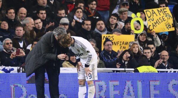 Real Madrid's Portuguese coach Jose Mourinho (L) speaks with Real Madrid's Croatian midfielder Luka Modric (2nd L) as his assistant Aitor Karanka (3rd L) speaks with Real Madrid's Ghanaian midfielder Michael Essien (4th L) during the Spanish Copa del Rey (King's Cup) football match Real Madrid CF vs RC Celta de Vigo at the Santiago Bernabeu stadium in Madrid on January 9, 2013.,Image: 150577732, License: Rights-managed, Restrictions: , Model Release: no, Credit line: PIERRE-PHILIPPE MARCOU / AFP / Profimedia