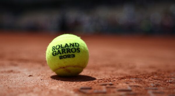 An official ball lies on the surface of Court Simonne Mathieu ahead of the Roland-Garros Open tennis tournament in Paris on May 27, 2023.
  Novak Djokovic will bid for a record-breaking 23rd Grand Slam title at a French Open without his old rival Rafael Nadal for the first time since 2004, while Iga Swiatek attempts to become the first woman to defend the title in 16 years int eh tournament which starts on May 28.,Image: 779641326, License: Rights-managed, Restrictions: , Model Release: no, Credit line: Anne-Christine POUJOULAT / AFP / Profimedia