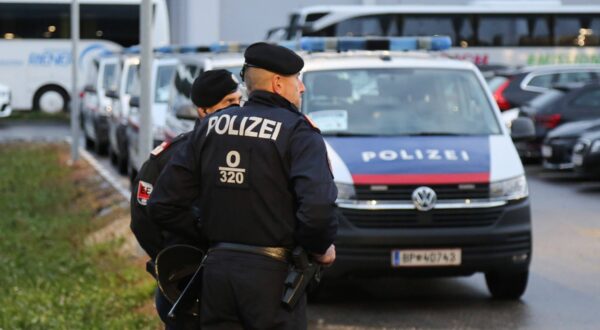 05.11.2023, Linz, AUT, Unterwegs in Oberösterreich, LASK - SK Puntigamer Sturm Graz, Österreichische Fußball-Bundesliga, ADMIRAL Bundesliga - Grunddurchgang, 13. Runde, im Bild Polizei, Polizist, Fussballspiel, LASK, gegen SK Sturm Graz, Raiffeisen Arena, Linz, *** 05 11 2023, Linz, AUT, On the road in Upper Austria, LASK SK Puntigamer Sturm Graz, Austrian Football League, ADMIRAL Bundesliga Grunddurchgang, 13 round, in the picture police, policeman, football match, LASK, against SK Sturm Graz, Raiffeisen Arena, Linz,,Image: 820064893, License: Rights-managed, Restrictions: Credit images as "Profimedia/ IMAGO", Model Release: no, Credit line: Daniel Scharinger / imago sportfotodienst / Profimedia