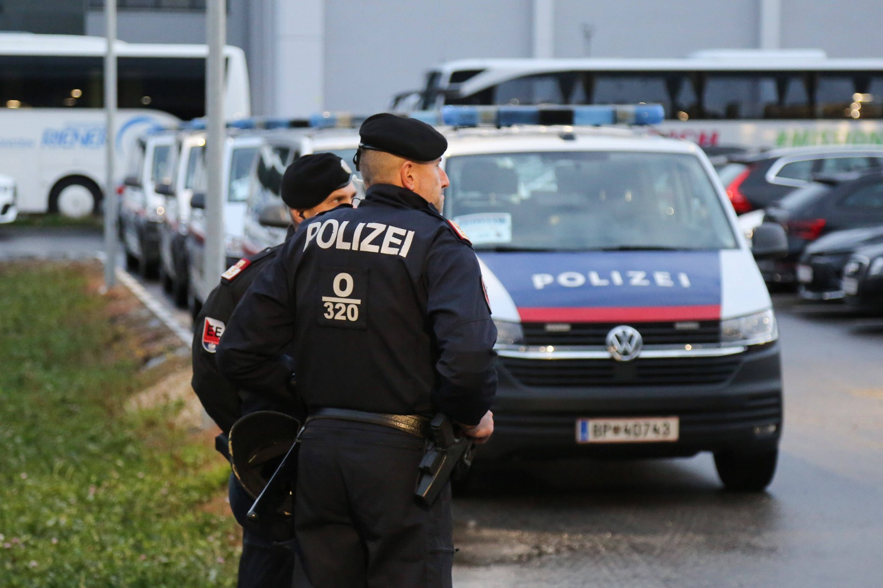 05.11.2023, Linz, AUT, Unterwegs in Oberösterreich, LASK - SK Puntigamer Sturm Graz, Österreichische Fußball-Bundesliga, ADMIRAL Bundesliga - Grunddurchgang, 13. Runde, im Bild Polizei, Polizist, Fussballspiel, LASK, gegen SK Sturm Graz, Raiffeisen Arena, Linz, *** 05 11 2023, Linz, AUT, On the road in Upper Austria, LASK SK Puntigamer Sturm Graz, Austrian Football League, ADMIRAL Bundesliga Grunddurchgang, 13 round, in the picture police, policeman, football match, LASK, against SK Sturm Graz, Raiffeisen Arena, Linz,,Image: 820064893, License: Rights-managed, Restrictions: Credit images as "Profimedia/ IMAGO", Model Release: no, Credit line: Daniel Scharinger / imago sportfotodienst / Profimedia