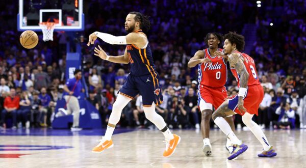 PHILADELPHIA, PENNSYLVANIA - APRIL 28: Jalen Brunson #11 of the New York Knicks passes the ball past Tyrese Maxey #0 and Kelly Oubre Jr. #9 of the Philadelphia 76ers during the fourth quarter of game four of the Eastern Conference First Round Playoffs at the Wells Fargo Center on April 28, 2024 in Philadelphia, Pennsylvania.,Image: 868690974, License: Rights-managed, Restrictions: , Model Release: no, Credit line: Tim Nwachukwu / Getty images / Profimedia
