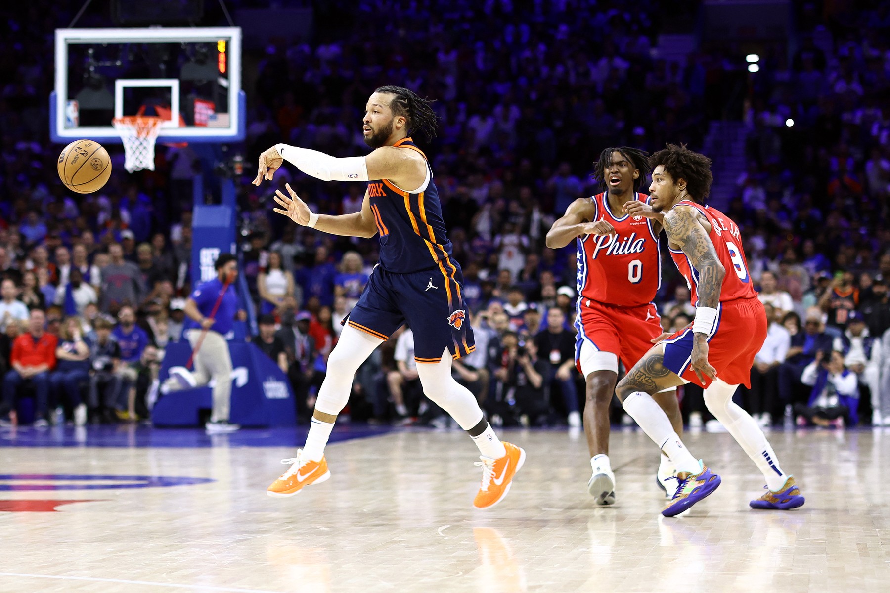 PHILADELPHIA, PENNSYLVANIA - APRIL 28: Jalen Brunson #11 of the New York Knicks passes the ball past Tyrese Maxey #0 and Kelly Oubre Jr. #9 of the Philadelphia 76ers during the fourth quarter of game four of the Eastern Conference First Round Playoffs at the Wells Fargo Center on April 28, 2024 in Philadelphia, Pennsylvania.,Image: 868690974, License: Rights-managed, Restrictions: , Model Release: no, Credit line: Tim Nwachukwu / Getty images / Profimedia