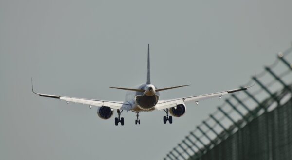 1.5.2024 Flugverkehr am Fraport Symbol: Abschiebung Landender Jet der Lufthansa am Frankfurter Flughafen Frankfurt am Main Fraport Hessen Deutschland *** 1 5 2024 Air traffic at Fraport Symbol Deportation Lufthansa jet landing at Frankfurt Airport Frankfurt am Main Fraport Hessen Germany,Image: 869391225, License: Rights-managed, Restrictions: imago is entitled to issue a simple usage license at the time of provision. Personality and trademark rights as well as copyright laws regarding art-works shown must be observed. Commercial use at your own risk., Credit images as "Profimedia/ IMAGO", Model Release: no, Credit line: Daniel Kubirski / imago stock&people / Profimedia