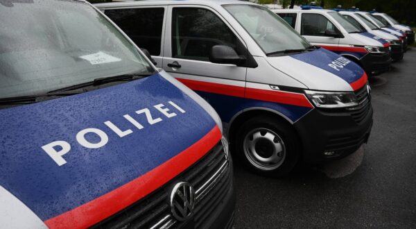 Die Polizei in Österreich besteht aus den Sicherheitsbehörden Bundesminister für Inneres, Landespolizeidirektionen und Bezirkshauptmannschaften und den ihnen beigegebenen Wachkörpern. Grösster Wachkörper ist die Bundespolizei, die in ganz Österreich gewöhnliche Polizeiaufgaben erledigt. Sie verfügt über rund 1000 Polizeiinspektionen und ca 32000 Mitarbeiter und ist dem Bundesminister für Inneres unterstellt. Sie wurde am 1. Juli 2005 durch Zusammenlegung der vor allem in grösseren Städten angesiedelten Bundessicherheitswachekorps und Kriminalbeamtenkorps sowie der Bundesgendarmerie gebildet. Foto: Polizeiwagen, Polizeiauto, Streifenwagen, Einsatzfahrzeuge in Innsbruck *** The police force in Austria consists of the security au,Image: 869877839, License: Rights-managed, Restrictions: imago is entitled to issue a simple usage license at the time of provision. Personality and trademark rights as well as copyright laws regarding art-works shown must be observed. Commercial use at your own risk., Credit images as "Profimedia/ IMAGO", Model Release: no, Credit line: Manfred Segerer / imago stock&people / Profimedia