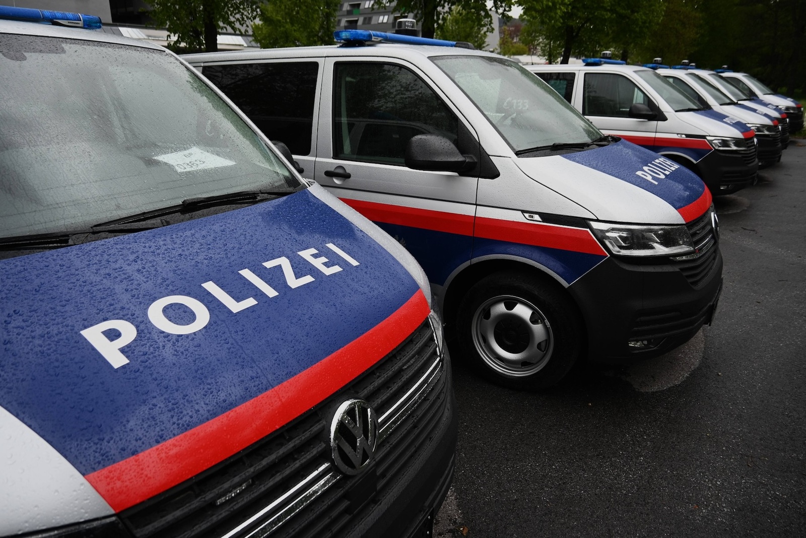Die Polizei in Österreich besteht aus den Sicherheitsbehörden Bundesminister für Inneres, Landespolizeidirektionen und Bezirkshauptmannschaften und den ihnen beigegebenen Wachkörpern. Grösster Wachkörper ist die Bundespolizei, die in ganz Österreich gewöhnliche Polizeiaufgaben erledigt. Sie verfügt über rund 1000 Polizeiinspektionen und ca 32000 Mitarbeiter und ist dem Bundesminister für Inneres unterstellt. Sie wurde am 1. Juli 2005 durch Zusammenlegung der vor allem in grösseren Städten angesiedelten Bundessicherheitswachekorps und Kriminalbeamtenkorps sowie der Bundesgendarmerie gebildet. Foto: Polizeiwagen, Polizeiauto, Streifenwagen, Einsatzfahrzeuge in Innsbruck *** The police force in Austria consists of the security au,Image: 869877839, License: Rights-managed, Restrictions: imago is entitled to issue a simple usage license at the time of provision. Personality and trademark rights as well as copyright laws regarding art-works shown must be observed. Commercial use at your own risk., Credit images as "Profimedia/ IMAGO", Model Release: no, Credit line: Manfred Segerer / imago stock&people / Profimedia