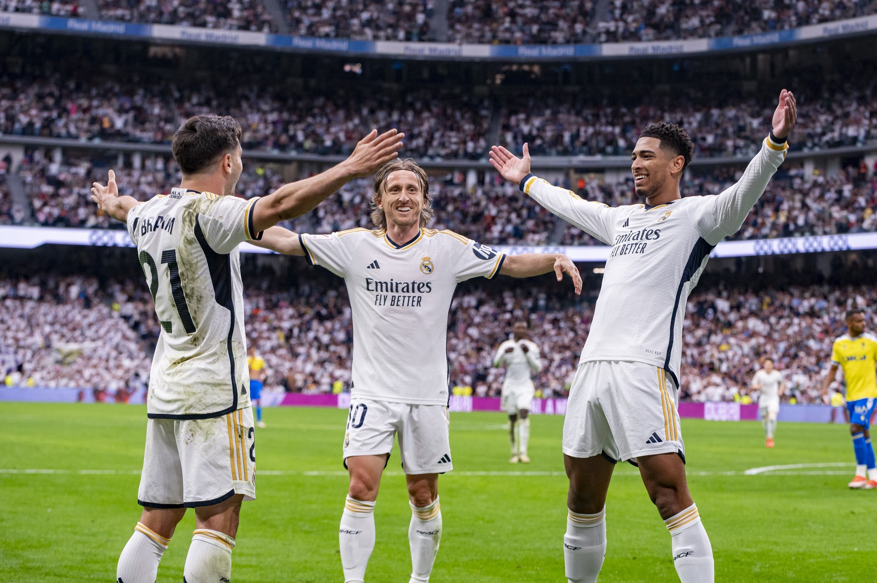 MADRID, SPAIN - MAY 04: Brahim Diaz (L), Luka Modric (C) and Jude Bellingham (R) of Real Madrid seen celebrating a goal during the La Liga EA Sports 2023/24 football match between Real Madrid vs Cadiz CF at Estadio Santiago Bernabeu on May 04, 2024 in Madrid, Spain.,Image: 870194281, License: Rights-managed, Restrictions: Per la presente foto non è stata rilasciata liberatoria. Ai sensi di legge e come già accettato in fase di registrazione sul sito, chi pubblica la foto è tenuto a pixelare tutto ciò che violi il Diritto alla Privacy di soggetti terzi (volti, targhe ecc, Model Release: no, Credit line: Alberto Gardin/IPA Sport / ipa-a / IPA / Profimedia