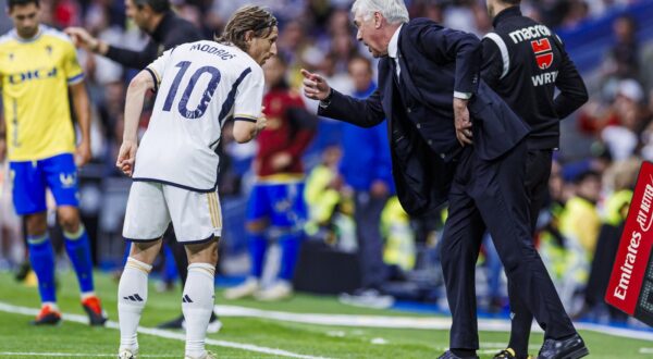 May 4, 2024, Bilbao, Espagne: Carlo Ancelotti head coach of Real Madrid CF give indications to Luka Modric of Real Madrid CF  during the LaLiga EA Sports match between Real Madrid and Cadiz at Santiago Bernabeu Stadium on May 4, 2024 in Madrid, Spain.,Image: 870464127, License: Rights-managed, Restrictions: , Model Release: no, Credit line: Ma De Gracia Jimenez / Zuma Press / Profimedia