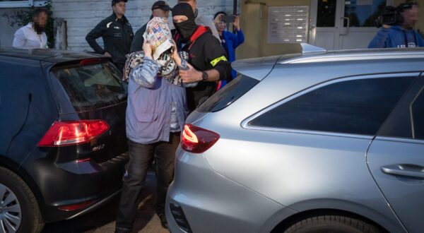 Policija ispred zgrade u kojoj živi Juraj Cintula