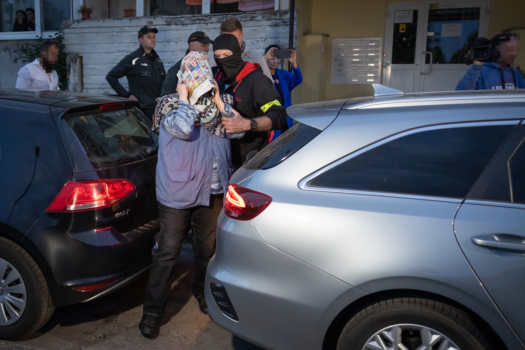 Policija ispred zgrade u kojoj živi Juraj Cintula