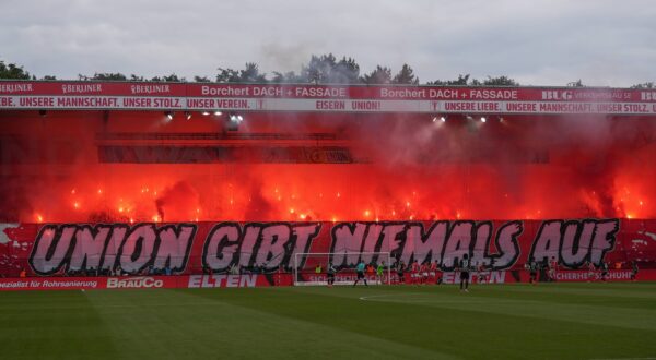 1. Bundesliga, 34.Spieltag, 2023/2024, 1. FC Union Berlin vs. SC Freiburg, 18.05.2024, Stadion An der Alten Foersterei, Berlin, Deutschland - Fanblock Union mit Pyro und Banner UNION GIBT NIEMALS AUF *** 1 Bundesliga, 34 Matchday, 2023 2024, 1 FC Union Berlin vs SC Freiburg, 18 05 2024, Stadion An der Alten Foersterei, Berlin, Germany Fanblock Union with pyro and banner UNION GIBT NIEMALS AUF Copyright: xArnexAmbergx,Image: 874162979, License: Rights-managed, Restrictions: Credit images as "Profimedia/ IMAGO", Model Release: no, Credit line: Arne Amberg / imago sportfotodienst / Profimedia