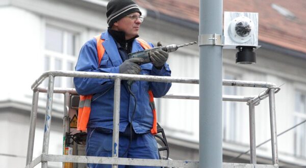 16.12.2016., Zagreb - Montaza kamere za nadzor prometa u Ulici kneza Mislava."nPhoto: Zarko Basic/PIXSELL