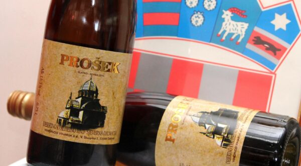 04.04.2013., Sibenik - Pod prosekom se podrazumijevaju dalmatinska desertna vina koja po sorti vinove loze i nacinu proizvodnje mogu biti veoma razlicita. Proizvodjaci proseka u Hrvatskoj mogu bez ikakvih problema nastaviti s proizvodnjom i stavljanjem na trziste proseka i nakon ulaska RH u EU 1. srpnja 2013.rPhoto: Dusko Jaramaz/PIXSELL