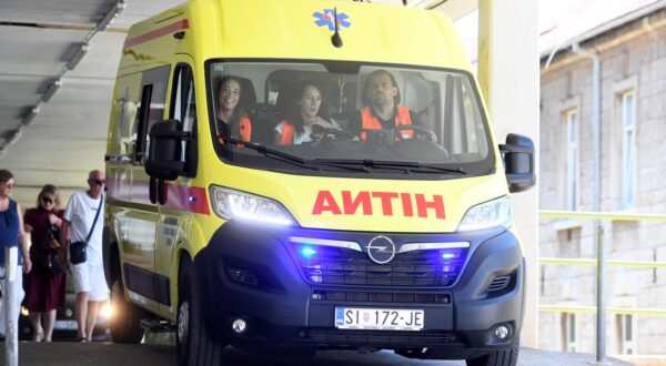 29.06.2023., Sibenik - Prosvjed djelatnika Hitne pomoci ispred zgrade bolnice u Sibeniku. Photo: Hrvoje Jelavic/PIXSELL