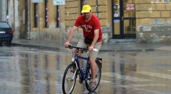 25.07.2016., Sisak - Nakon suncanog i sparnog prijepodneva nad Sisak su se nadvili tamni oblaci iz kojih je ubrzo pocela padati jaka kisa pracena grmljavinom. Photo: Nikola Cutuk/PIXSELL
