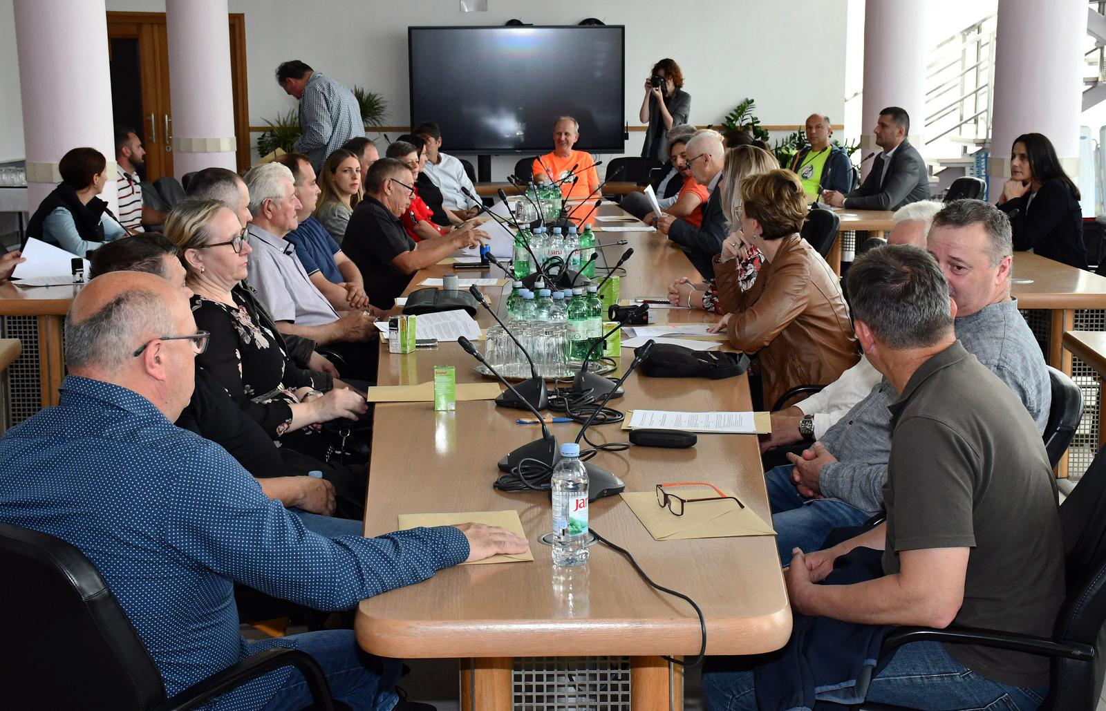 08.05.2024., Slavonski Brod - U Velikoj vijecnici Zupanijske uprave potpisani su Ugovori o dodjeli financijskih sredstava za​ financiranje aktivnosti zupanijskih udruga iz podrucja poljoprivrede za 2024. godinu. Photo: Ivica Galovic/PIXSELL