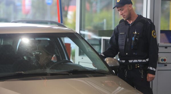 21.10.2023., Zakanje -  Slovenija je ponovno uvela kontrole na granici s Hrvatskom. Granicna policija na prijelazu Jurovski Brod - Metlika kontrolira putnike i za sada se ne stvaraju guzve na granici. Photo: Kristina Stedul Fabac/PIXSELL