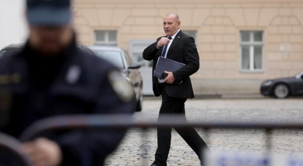 24.04.2024., Zagreb - Clan pregovarackog tima HDZ-a Tomo Medved odlazi iz Banskih dvora nakon pregovora s Domovinskim pokretom oko sastavljanja parlamentarne vecine te sastavljanje Vlade Republike Hrvatske. Photo: Luka Stanzl/PIXSELL