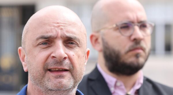 28.05.2024., Zagreb - Na konferenciji za medije stranke Mozemo!, odrzanoj na Trgu svetog Marka kandidati za Europski parlament Vedran Horvat i Gordan Bosanac,  govorili su o temi zelene reindustrijalizacije i troskova zelene tranzicije, kao i steta i troskova koji ce nastati ako se zelena tranzicija ne provede. Photo: Patrik Macek/PIXSELL