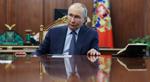 epa11351809 Russian President Vladimir Putin meets with Minister of Emergency Situations of Russia Alexander Kurenkov and Minister of Natural Resources and Ecology Alexander Kozlov in Moscow, Russia, 18 May 2024.  EPA/ALEXANDER KAZAKOV / SPUTNIK / KREMLIN POOL MANDATORY CREDIT