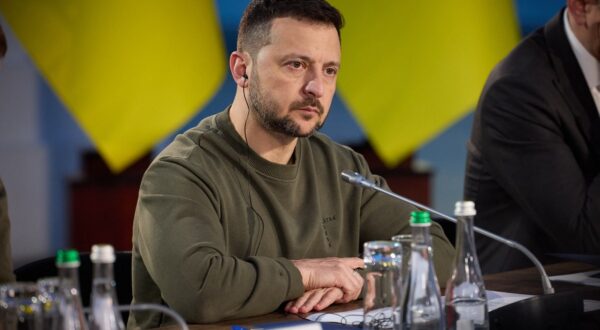 Le président ukrainien Volodymyr Zelensky lors de la réunion avec les ambassadeurs étrangers et ukrainiens à Kiev, le 24 avril 2024. Volodymyr Zelenski a déclaré "S'il vous plaît, répandez la vérité sur la guerre dans vos pays et aidez à renforcer notre défense aérienne". Ukrainian President Volodymyr Zelensky during the meeting with foreign and Ukrainian ambassadors in kyiv, April 24, 2024. Volodymyr Zelensky said "Please spread the truth about the war in your countries and help strengthen our air defense ".,Image: 867800176, License: Rights-managed, Restrictions: , Model Release: no, Credit line: Ukraine Presidency via Bestimage / Bestimage / Profimedia