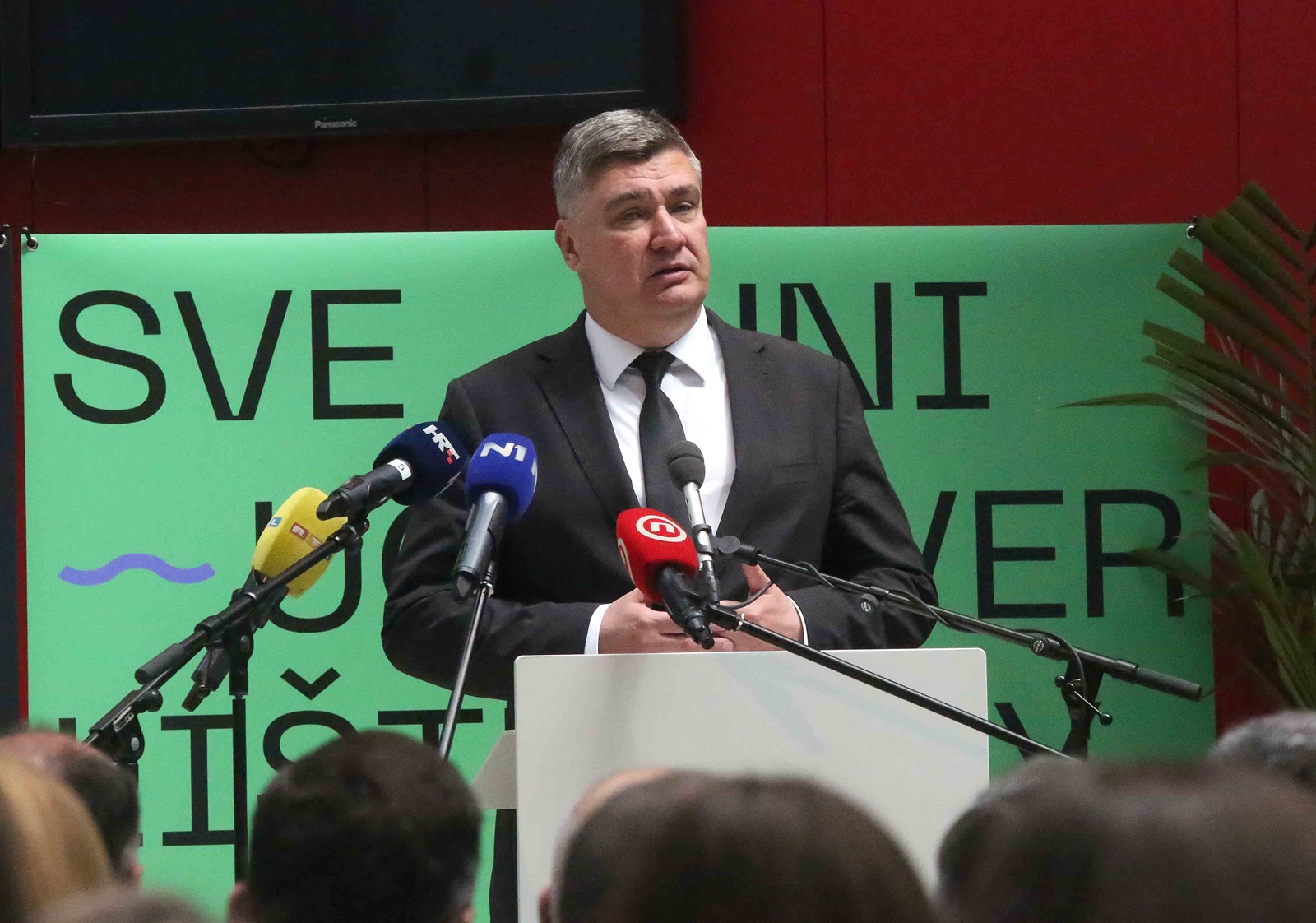 Rijeka, 22.05.2024. - U Atriju Građevinskog fakulteta u Rijeci održana je svečana sjednica Senata povodom Dana Sveučilišta u Rijeci - Dies Academicus. Svečanoj sjednici prisustvovao je i predsjednik Republike Zoran Milanović. Na fotografiji  Zoran Milanović.
foto HINA/ Miljenko KLEPAC/ ml