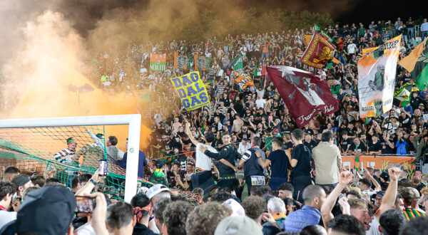 Venezia supporters celebrates the winnign of the match and the promotion to Serie A during Playoff - Venezia FC vs US Cremonese, Italian soccer Serie B match in Venice, Italy, June 02 2024 PUBLICATIONxNOTxINxITA Copyright: xMattiaxRadoni/IPAxSportx/xipa-agx/xx IPA_46763400 IPA_Agency_IPA46763400