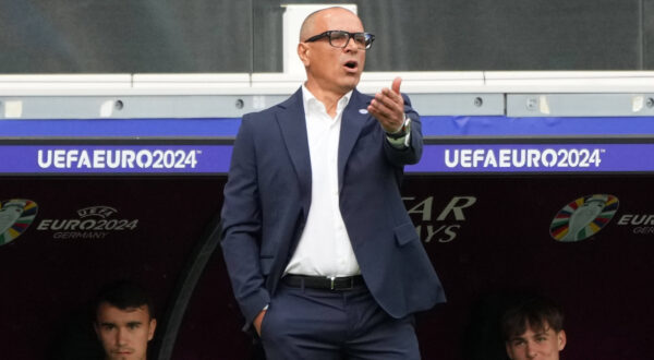 Trainer Francesco Calzona Slowakei, Slovakia gibt Anweisungen - Frankfurt 17.06.2024: Belgien vs Slowakei, EURO2024 M9, Gruppe E, EM-Arena Frankfurt *** Coach Francesco Calzona Slovakia, Slovakia gives instructions Frankfurt 17 06 2024 Belgium vs Slovakia, EURO2024 M9, Group E, EM Arena Frankfurt