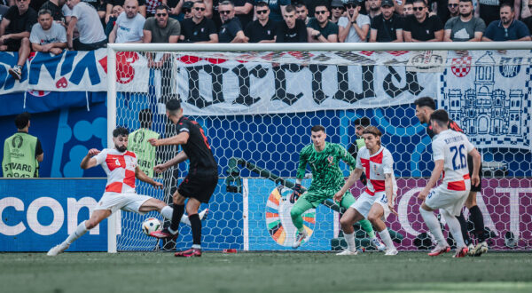Fußball Herren UEFA-Fußball-Europameisterschaft 2024 Gruppe B Kroatien vs. Albanien 19.06.2024 Klaus Gjasula  8, Albanien schießt den Ausgleichtreffer Hamburg Volksparkstadion Hamburg Deutschland *** Soccer Men UEFA European Football Championship 2024 Group B Croatia vs Albania 19 06 2024 Klaus Gjasula 8, Albania scores the equalizer Hamburg Volksparkstadion Hamburg Germany