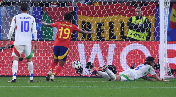 Fußball UEFA EURO, EM, Europameisterschaft,Fussball 2024 Gruppenphase 2. Spieltag Spanien - Italien am 20.06.2024 in der Arena AufSchalke in Gelsenkirchen Torschuss / Tor / Eigentor zum 1:0 durch Riccardo Calafiori  Italien  *** Soccer UEFA EURO 2024 Group Stage 2 Matchday Spain Italy on 20 06 2024 at Arena AufSchalke in Gelsenkirchen Goal Goal Own goal for 1 0 by Riccardo Calafiori Italy xRx