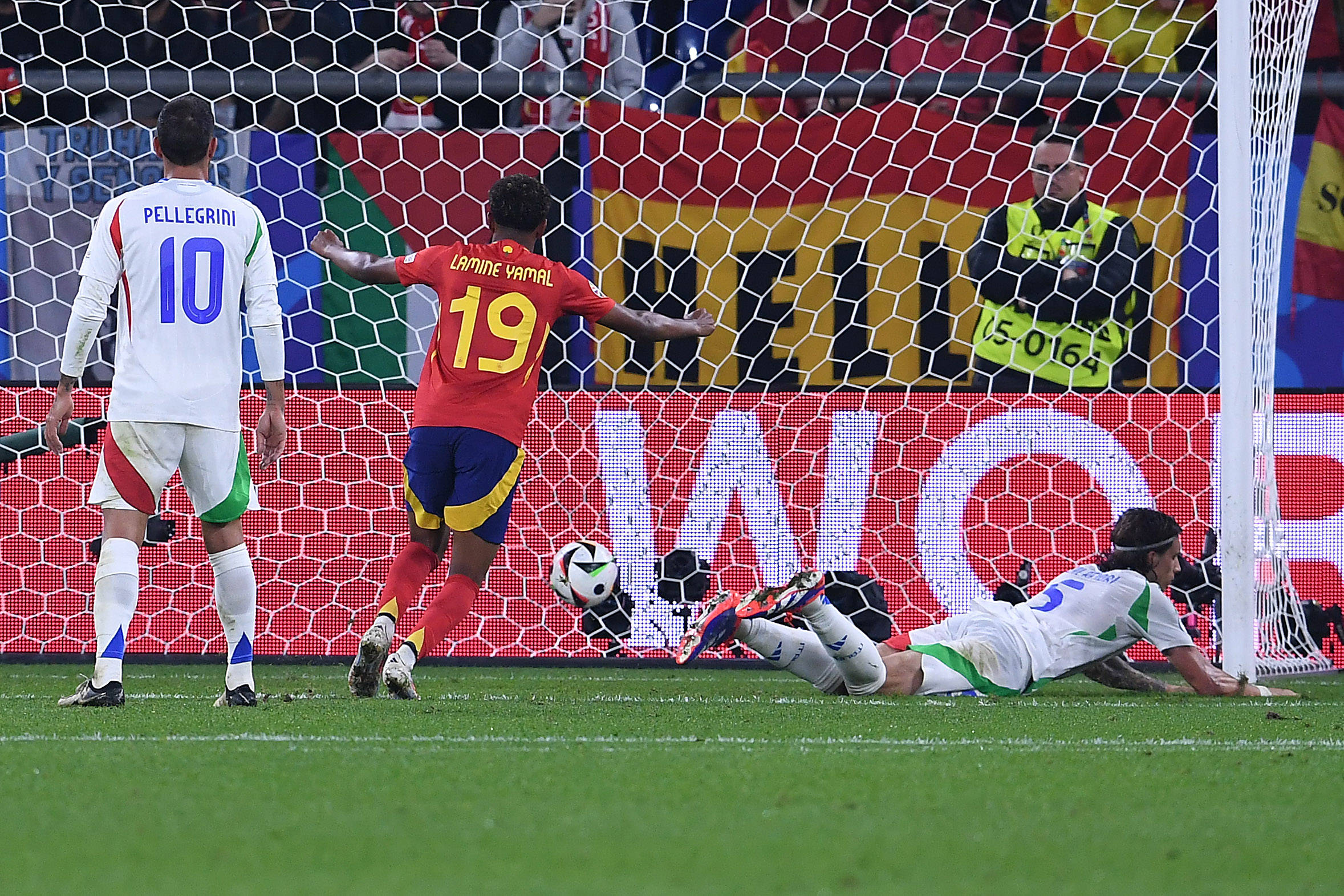 Fußball UEFA EURO, EM, Europameisterschaft,Fussball 2024 Gruppenphase 2. Spieltag Spanien - Italien am 20.06.2024 in der Arena AufSchalke in Gelsenkirchen Torschuss / Tor / Eigentor zum 1:0 durch Riccardo Calafiori  Italien  *** Soccer UEFA EURO 2024 Group Stage 2 Matchday Spain Italy on 20 06 2024 at Arena AufSchalke in Gelsenkirchen Goal Goal Own goal for 1 0 by Riccardo Calafiori Italy xRx