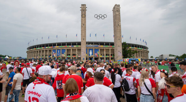 Fussball, Herren, Saison 2023/24, Euro 2024 Gruppe D 2. Spieltag in Berlin, Polen - Österreich, Fans vor dem Stadion, 21.06. 2024, *** Football, Men, Season 2023 24, Euro 2024 Group D 2 Matchday in Berlin, Poland Austria, Fans in front of the stadium, 21 06 2024, Copyright: xSebastianxRäppold/MatthiasxKochx