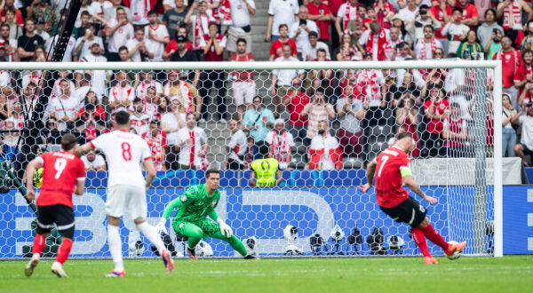 UEFA EURO, EM, Europameisterschaft,Fussball 2024: Polen - Österreich 21.06.2024 Wojciech Szczesny Polen, 1, Marko Arnautovic Österreich, 7 Elfmeter, Tor UEFA EURO 2024: Polen - Österreich Olympiastadion, Berlin 21.06.2024 *** UEFA EURO 2024 Poland Austria 21 06 2024 Wojciech Szczesny Poland, 1 , Marko Arnautovic Austria, 7 penalties, goal UEFA EURO 2024 Poland Austria Olympiastadion, Berlin 21 06 2024 Copyright: xBEAUTIFULxSPORTS/Buriakovx