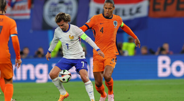 Niederlande - Frankreich / UEFA EURO, EM, Europameisterschaft,Fussball 2024 Leipzig, 21.06.2024, Leipzig Stadium, UEFA EURO 2024 Germany , Gr. D Vorrunde , Niederlande - Frankreich , Im Bild v.l.: Antoine Griezmann 7, Frankreich und Virgil van Dijk 4, Niederlande , *** Netherlands France UEFA EURO 2024 Leipzig, 21 06 2024, Leipzig Stadium, UEFA EURO 2024 Germany , Gr D Preliminary Round , Netherlands France , Pictured from l Antoine Griezmann 7, France and Virgil van Dijk 4, Netherlands ,