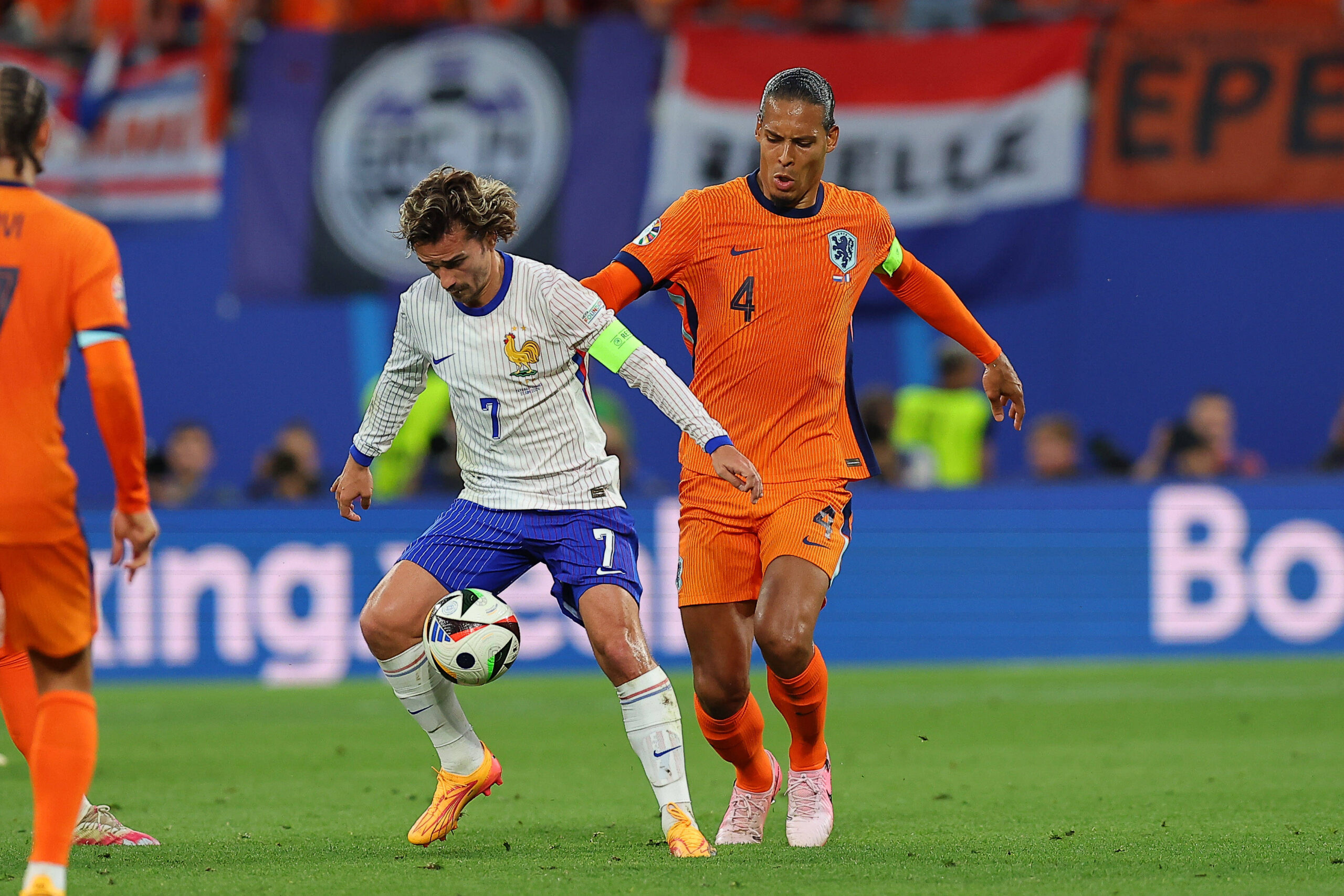 Niederlande - Frankreich / UEFA EURO, EM, Europameisterschaft,Fussball 2024 Leipzig, 21.06.2024, Leipzig Stadium, UEFA EURO 2024 Germany , Gr. D Vorrunde , Niederlande - Frankreich , Im Bild v.l.: Antoine Griezmann 7, Frankreich und Virgil van Dijk 4, Niederlande , *** Netherlands France UEFA EURO 2024 Leipzig, 21 06 2024, Leipzig Stadium, UEFA EURO 2024 Germany , Gr D Preliminary Round , Netherlands France , Pictured from l Antoine Griezmann 7, France and Virgil van Dijk 4, Netherlands ,