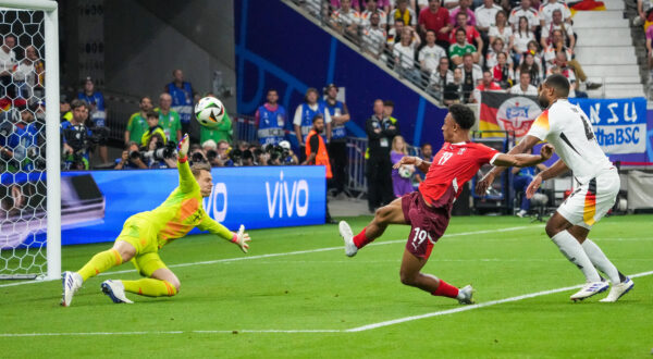 Dan Ndoye Schweiz, Switzerland, Suisse, 19 erzielt das Tor zum 0:1 gegen Torwart/Goalie Manuel Neuer Deutschland, Germany, 01, Jonathan Tah Deutschland Germany, 04 - Frankfurt 23.06.2024: Deutschland vs. Schweiz, EURO2024 M25, Gruppe A, EM-Arena Frankfurt *** Dan Ndoye Switzerland, Switzerland, Suisse, 19 scores the goal to 0 1 against goalkeeper Manuel Neuer Germany, Germany, 01 , Jonathan Tah Germany Germany, 04 Frankfurt 23 06 2024 Germany vs Switzerland, EURO2024 M25, Group A, EM Arena Frankfurt