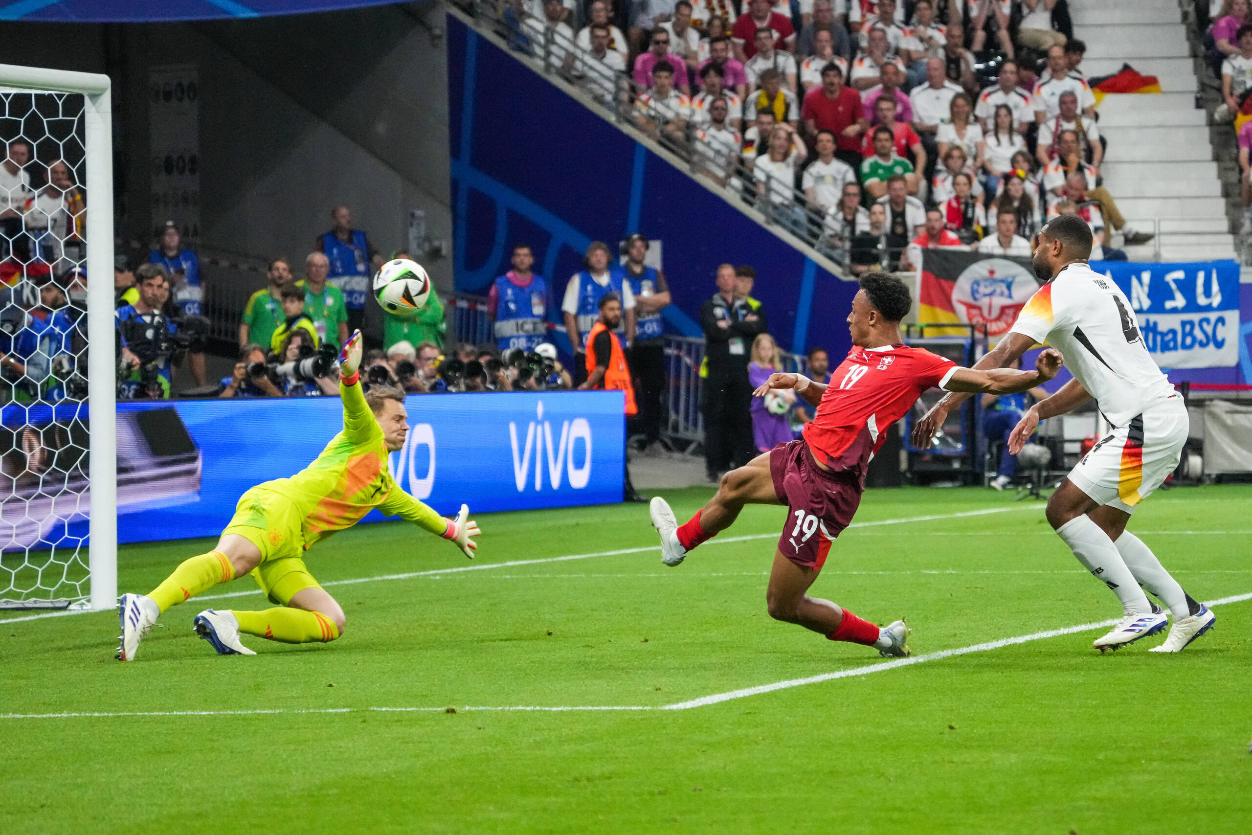 Dan Ndoye Schweiz, Switzerland, Suisse, 19 erzielt das Tor zum 0:1 gegen Torwart/Goalie Manuel Neuer Deutschland, Germany, 01, Jonathan Tah Deutschland Germany, 04 - Frankfurt 23.06.2024: Deutschland vs. Schweiz, EURO2024 M25, Gruppe A, EM-Arena Frankfurt *** Dan Ndoye Switzerland, Switzerland, Suisse, 19 scores the goal to 0 1 against goalkeeper Manuel Neuer Germany, Germany, 01 , Jonathan Tah Germany Germany, 04 Frankfurt 23 06 2024 Germany vs Switzerland, EURO2024 M25, Group A, EM Arena Frankfurt
