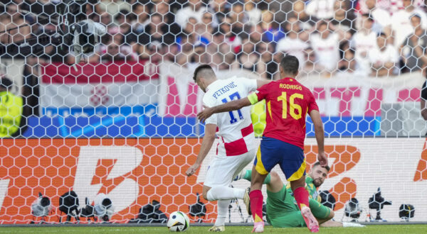 Spain's Rodri, right, fouls Croatia's Bruno Petkovic during a Group B match between Spain and Croatia at the Euro 2024 soccer tournament in Berlin, Germany, Saturday, June 15, 2024. (AP Photo/Ebrahim Noroozi)