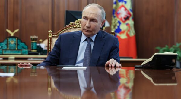 epa11351809 Russian President Vladimir Putin meets with Minister of Emergency Situations of Russia Alexander Kurenkov and Minister of Natural Resources and Ecology Alexander Kozlov in Moscow, Russia, 18 May 2024.  EPA/ALEXANDER KAZAKOV / SPUTNIK / KREMLIN POOL MANDATORY CREDIT