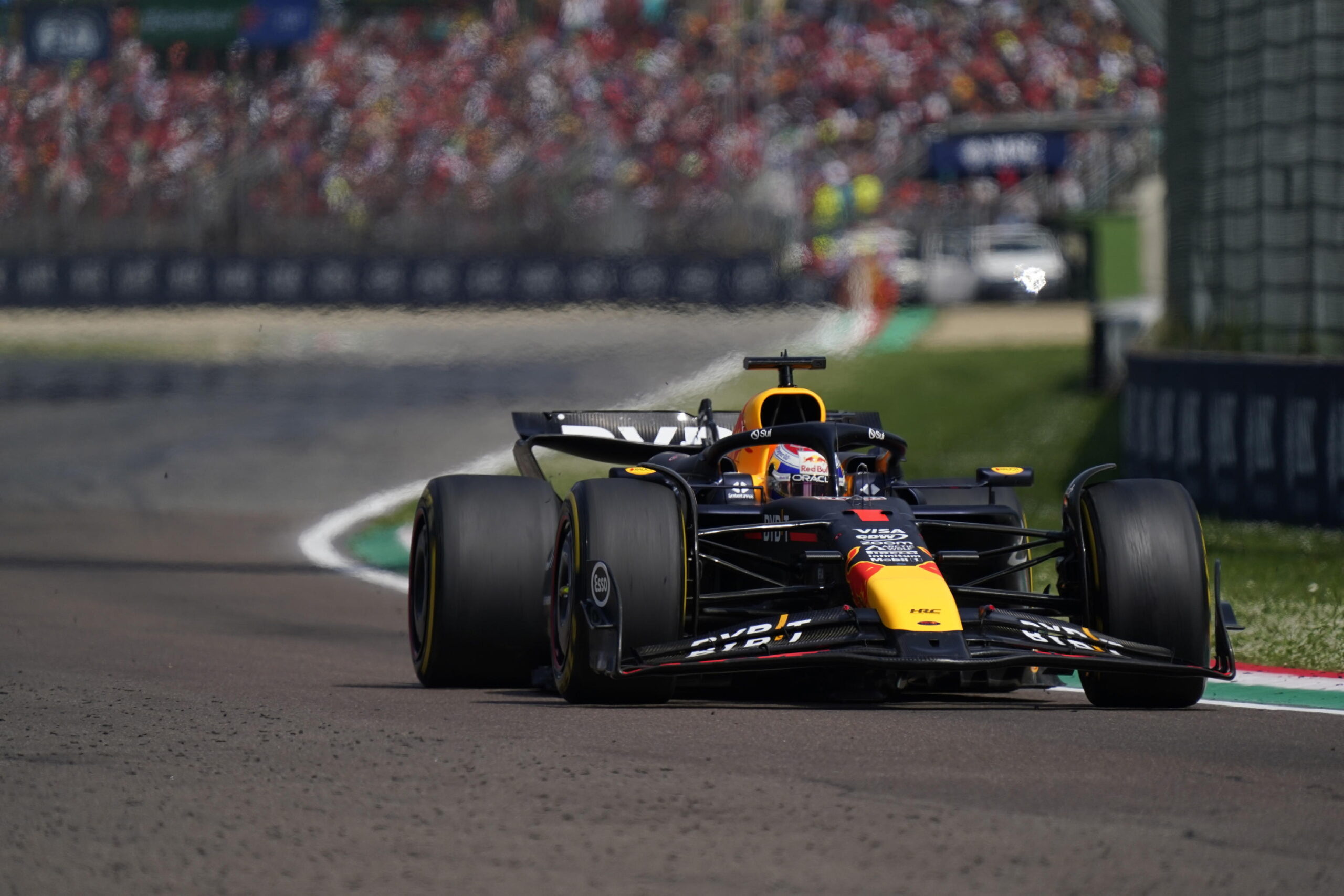epa11352937 Red Bull Racing driver Max Verstappen of Netherlands in action during the Formula One 1 Grand Prix of the Emilia Romagna in Imola, Italy, 19 May 2024.  EPA/DANILO DI GIOVANNI