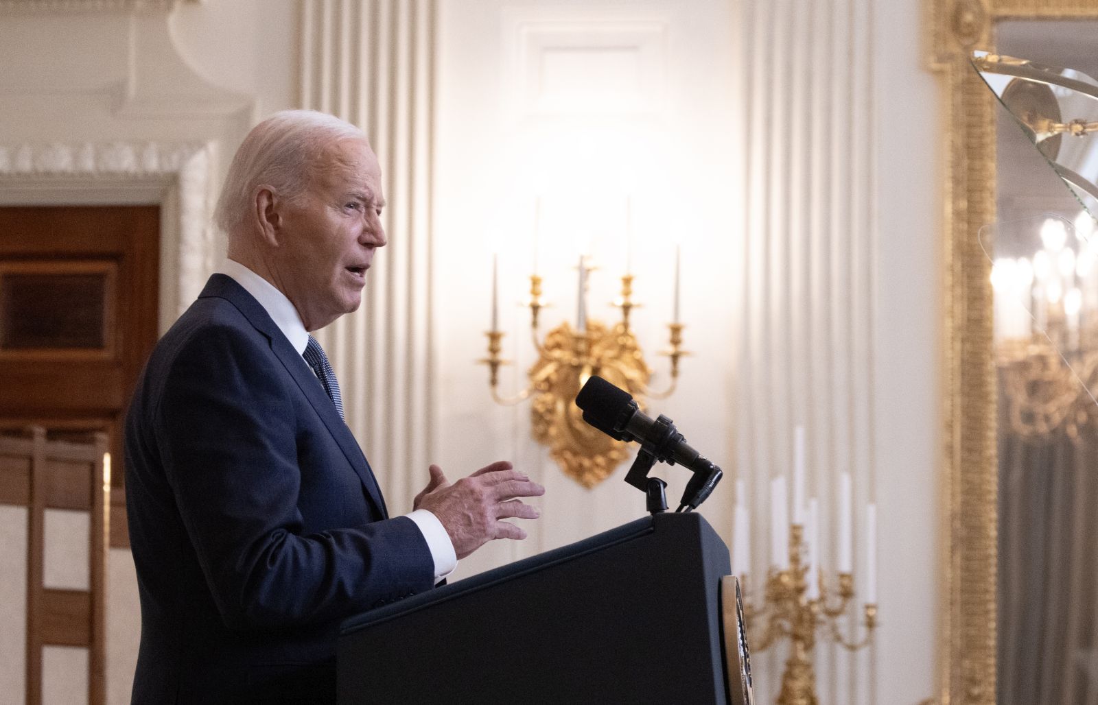 epa11382519 US President Joe Biden announces a proposal for a ceasefire between Israel and Hamas; in the State Dining Room of the White House in Washington, DC, USA, 31 May 2024. Israeli forces have advanced into central Rafah in the southern Gaza Strip, the Israeli military confirmed on 31 May, despite international pressure warning against a large military operation in Rafah.  EPA/MICHAEL REYNOLDS / POOL