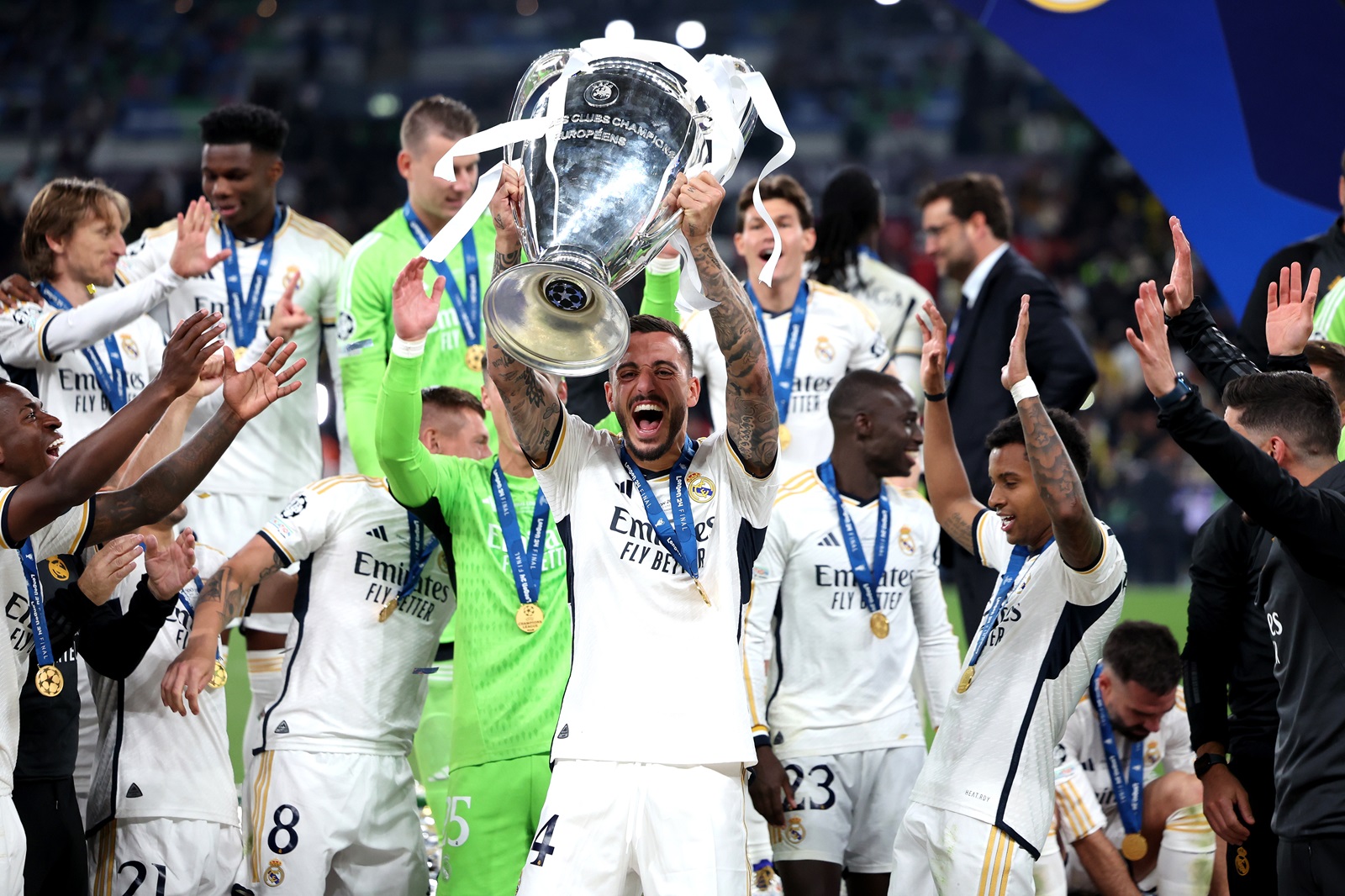 epa11384841 Real Madrid player Joselu lifts the trophy as the team celebrate winning the UEFA Champions League final match of Borussia Dortmund against Real Madrid, in London, Britain, 01 June 2024.  EPA/NEIL HALL