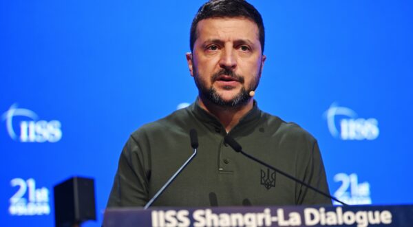 epa11385073 Ukraine President Volodymyr Zelensky delivers his speech during the International Institute for Strategic Studies (IISS) 21th Shangri-La Dialogue in Singapore, 02 June 2024. Defense ministers and officials from 45 countries are gathered in the city state for the IISS Shangri-la Dialogue, an annual high level defence summit in the Asia Pacific region.  EPA/SHINTARO TAY/THE STRAITS TIMES SINGAPORE OUT