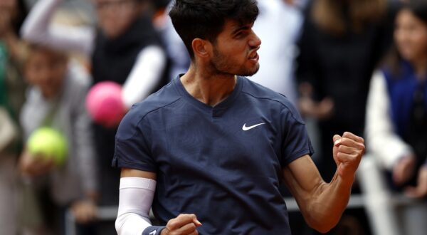 epa11385710 Carlos Alcaraz of Spain reacts after winnng his Men's Singles 4th round match against Felix Auger-Aliassime of Canada during the French Open Grand Slam tennis tournament at Roland Garros in Paris, France, 02 June 2024.  EPA/YOAN VALAT